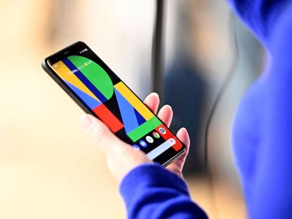 امرأة تحمل هاتف Google Pixel 4 خلال حفل إطلاق منتجات Google في مدينة نيويورك. 15 أكتوبر 2019 - AFP