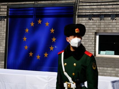 شرطي صيني يحرس مبنى بعثة الاتحاد الأوروبي في بكين، الصين. 24 فبراير 2023 - REUTERS