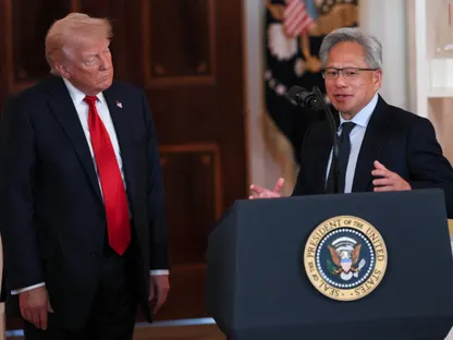 الرئيس التنفيذي لشركة إنفيديا جنسن هوانج يتحدث إلى جانب الرئيس الأميركي دونالد ترمب في البيت الأبيض. 30 أبريل 2025 - Reuters