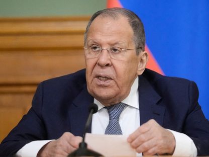 وزير الخارجية الروسي سيرجي لافروف يتحدث لوسائل الإعلام عقب محادثاته مع وزير الخارجية الأردني أيمن الصفدي في موسكو. 20 أغسطس 2025 - reuters