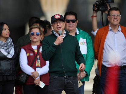 الرئيس الكولومبي جوستافو بيترو يتحدث أمام حشد خلال الاحتفال بعيد العمال في بوجوتا. 1 مايو 2024 - Reuters