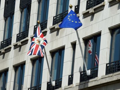 علم المملكة المتحدة يجاور علم الاتحاد الأوروبي في مقر التمثلية البريطانية في بروكسل. 24 يونيو 2016 - AFP