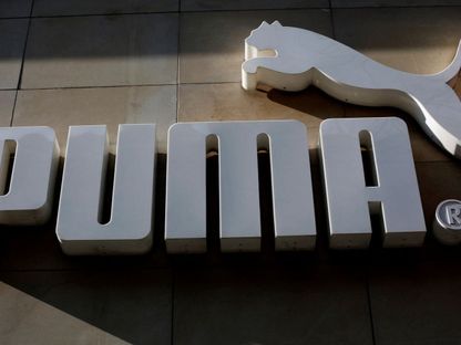 شعار شركة بوما الألمانية للملابس الرياضية بأحد متاجرها في فيينا، النمسا. - REUTERS