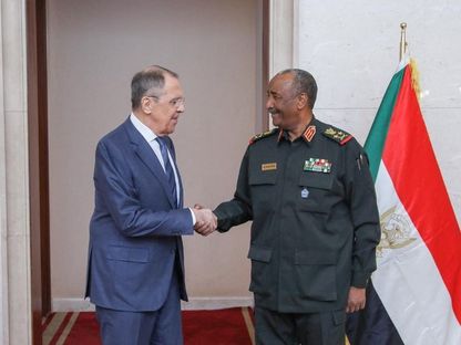 الرئيس السوداني عبد الفتاح البرهان يلتقي وزير الخارجية الروسي سيرجي لافروف في الخرطوم. 9 فبراير 2023 - Reuters
