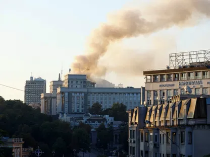 الدخان يتصاعد فوق مبنى الحكومة الأوكرانية في العاصمة كييف إثر قصف روسي، 7 سبتمبر 2025 - REUTERS