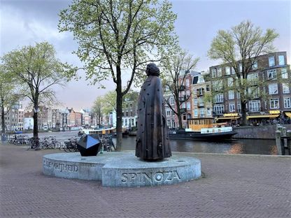 تمثال الفيلسوف سبينوزا في وسط مدينة أمستردام. 10 أبريل 2024 - الشرق