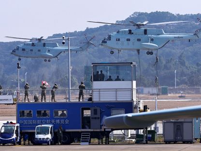 جنود تابعين للقوات البحرية الصينية خلال عرض عسكري في معرض الصين الدولي للطيران والفضاء في تشوهاي. 12 نوفمبر 2024 - REUTERS