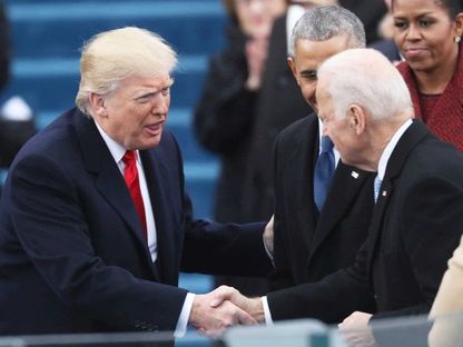 الرئيس الأميركي جو بايدن يهنيء الرئيس السابق دونالد ترمب بعد فوزه في انتخابات الرئاسة في عام 2016. 20 يناير 2017 - REUTERS