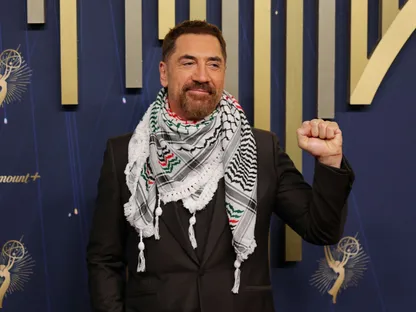 الممثل الإسباني خافيير بارديم مرتدياً الكوفية الفلسطينية على السجادة الحمراء في حفل توزيع جوائز إيمي الـ77 في لوس أنجلوس. 14 سبتمبر 2025 - REUTERS