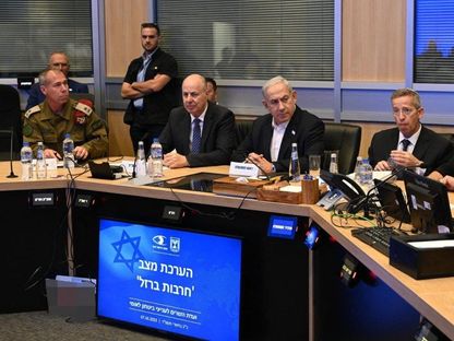 رئيس الوزراء الإسرائيلي بنيامين نتنياهو يترأس اجتماعاً لحكومته عقب هجوم حماس. 7 أكتوبر 2023 - AFP