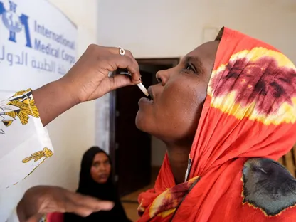 امرأة سودانية تتلقى جرعة من لقاح الكوليرا في مستشفى أم درمان في الخرطوم. 22 سبتمبر 2025 - REUTERS