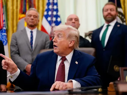 ترمب يستبعد تمديد الهدنة مع إيران: مضيق هرمز سيظل مغلقاً