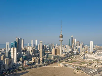 الكويت تنعى ضابطين من أمن الحدود.. وتعلن السيطرة على حريق بخزانات وقود المطار