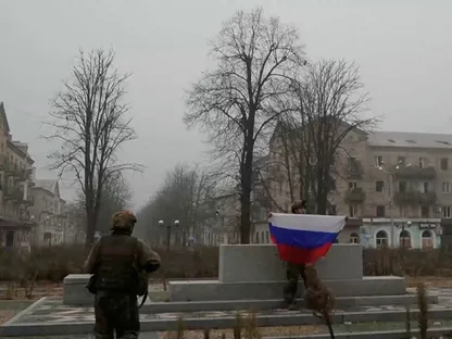 جندي يحمل العلم الروسي في بوكروفسك بمنطقة دونيتسك شرقي أوكرانيا. 1 ديسمبر 2025 - Reuters