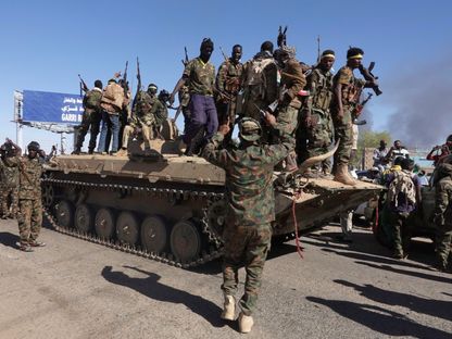 جنود من الجيش السوداني يحتفلون بتحرير الجيش لمصفاة نفط في مدينة بحري شمال العاصمة الخرطوم. 25 يناير 2025 - REUTERS