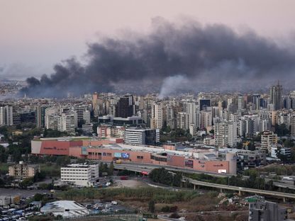 الدخان يتصاعد فوق بيروت بعد غارات جوية إسرائيلية خلال الليل كما يظهر من قرية سن الفيل شمال شرق العاصمة اللبنانية. 3 أكتوبر 2024 - REUTERS