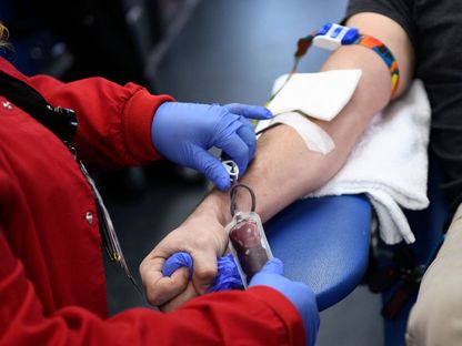 شخص يتبرع بالدم بمستشفى الأطفال في لوس أنجلوس. 13 يناير 2022 - AFP