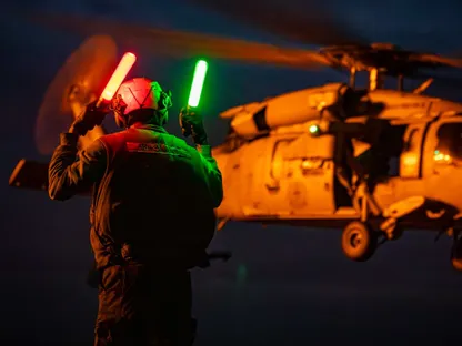 الجيش الأميركي يضرب مواقع صواريخ إيرانية قرب هرمز بقنابل خارقة للتحصينات