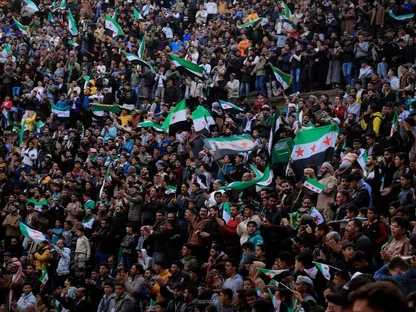 الآلاف يشاركون في مهرجان "نصر حوران" بمدرج بصرى الشام الأثري في مدينة درعا بمناسبة ذكرى التحرير في سوريا. 7 ديسمبر 2025 - سانا