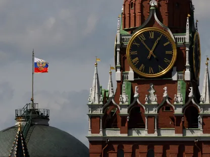 العلم الروسي فوق قبة الكرملين خلف برج سباسكايا، في وسط موسكو، روسيا، 4 مايو 2023 - REUTERS