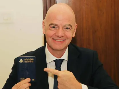 بعد منحه الجنسية.. رئيس "الفيفا" يحصل على جواز السفر اللبناني