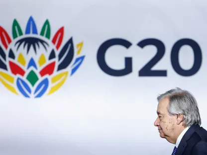 الأمين العام للأمم المتحدة أنطونيو جوتيريش داخل موقع قمة العشرين في جوهانسبرج قبل القمة المقررة في 22–23 نوفمبر. 21 نوفمبر 2025 - REUTERS