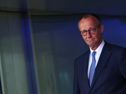 المستشار الألماني فريدريش ميرتس ينتظر داخل مقر المستشارية في برلين. 21 يوليو 2025 - Reuters