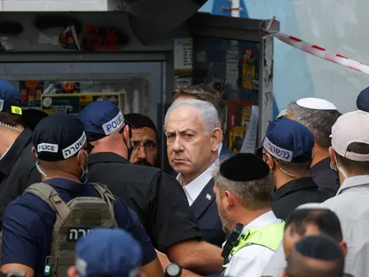 رئيس الوزراء الإسرائيلي بنيامين نتنياهو في موقع حادث إطلاق نار بالقدس المحتلة. 8 سبتمبر 2025 - Reuters