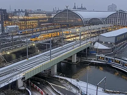 قطار يصل إلى محطة أمستردام المركزية في هولندا قبل لحظات من توقف جميع القطارات المتجهة من وإلى المحطة بسبب عاصفة ثلجية، 5 يناير 2026 - NL Times