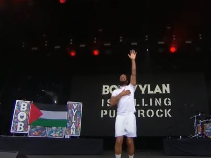 جانب من عرض فرقة موسيقى البانك راب "بوب فيلان" في مهرجان "جلاستونبري" في جنوب غرب بريطانيا. 28 يونيو 2025 - BBC.COM