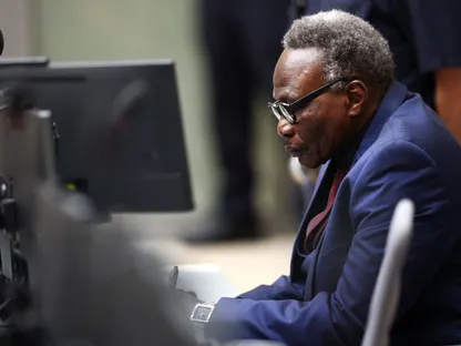علي محمد علي عبد الرحمن المشتبه به بارتكاب جرائم حرب في منطقة دارفور بالسودان خلال جلسة النطق بالحكم في المحكمة الجنائية الدولية في لاهاي بهولندا. 6 أكتوبر 2025 - reuters