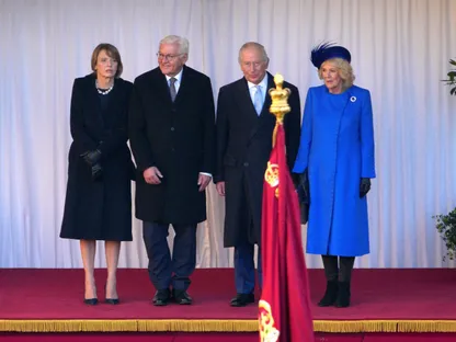 ملك بريطانيا تشارلز الثالث والملكة كاميلا مع رئيس جمهورية ألمانيا الاتحادية فرانك-فالتر شتاينماير وزوجته إلكه بودينبيندر أثناء مشاهدتهم موكباً عسكرياً في ويندسور، بريطانيا. 3 ديسمبر 2025 - Reuters