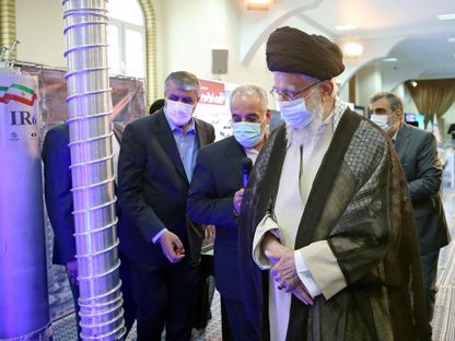 المرشد الأعلى الإيراني علي خامنئي يزور أجهزة الطرد المركزي الإيرانية في طهران، 11 يونيو 2023 - Reuters