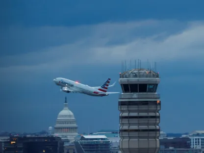 طائرة تابعة لشركة "أميركان آرلاينز" تغادر مطار رونالد ريجان الوطني في واشنطن. 1 فبراير 2025 - Reuters