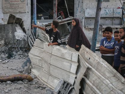 أطفال فلسطينيون يبقفون بين الركام الذي خلفه الهجوم الإسرائيلي على مدرسة تديرها وكالة "الأونروا" التابعة للأمم المتحدة في النصيرات بوسط قطاع غزة. 8 يوليو 2024 - Bloomberg