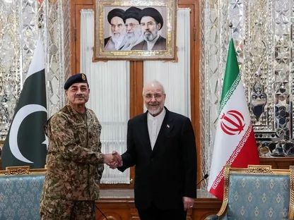 قائد الجيش الباكستاني يغادر طهران: ملتزمون بتسهيل تسوية تفاوضية مع واشنطن
