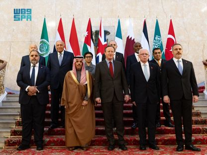 اللجنة الوزارية المكلفة من القمة العربية-الإسلامية في صورة جماعية مع وزير الخارجية البريطاني ديفيد كاميرون في لندن. 22 نوفمبر 2023 - twitter/SPAregions