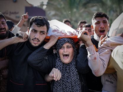 فلسطينيون يحملون جثث أقاربهم الذين قتلتهم إسرائيل في غارات على قطاع غزة. 03 ديسمبر 2023 - AFP