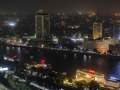 صورة التقطت من برج القاهرة تُظهر منظراً ليلياً لمقر وزارة الخارجية (يسار) ومبنى الإذاعة والتلفزيون في وسط القاهرة. 24 أغسطس 2022 - AFP