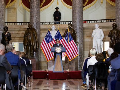 رئيس مجلس النواب الأميركي مايك جونسون يتحدث في قاعة التماثيل بمبنى الكابيتول الأميركي في واشنطن بالولايات المتحدة خلال وضع تمثال لتكريم زعيمة الحقوق المدنية الراحلة ديزي بيتس. 8 مايو 2024 - REUTERS