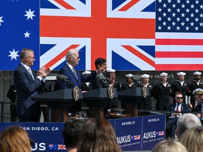 الرئيس الأميركي جو بايدن يتوسط رئيسي الوزراء البريطاني ريشي سوناك والأسترالي أنتوني ألبانيز في كاليفورنيا خلال تصريحات بشأن تحالف أوكوس. 13 مارس 2023 - AFP