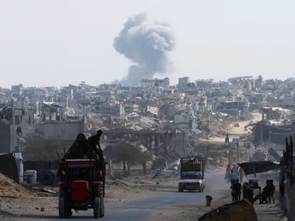 أعمدة الدخان تتصاعد بعد غارة إسرائيلية في خان يونس بجنوب قطاع غزة. 30 أكتوبر 2025 - Reuters