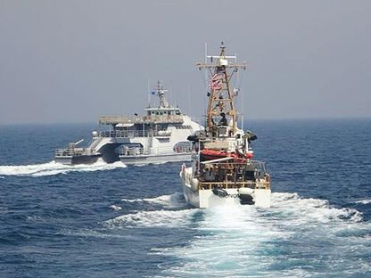 صورة نشرتها البحرية الأميركية تظهر سفينة تابعة للحرس الثوري الإيراني تقطع طريق سفينة خفر السواحل الأمريكية USCGC Monomoy في الخليج العربي. 2 أبريل 2021 - AP