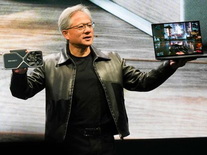 مؤسس Nvidia والرئيس التنفيذي جنسن هوانج يعرض منتجات للشركة في فاعلية بتايوان. 29 مايو 2023 - AFP