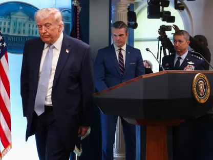 من "تدمير البنى التحتية" إلى "منح المفاوضات فرصة".. خيارات متفاوتة أمام ترمب بشأن إيران