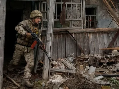 جندي أوكراني خلال تدريبات عسكرية في خاركييف فيما تتواصل المواجهات مع القوات الروسية. 1 ديسمبر 2025 - REUTERS