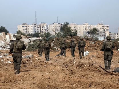 جنود إسرائيليون في غزة بينما يستمر القصف والغارات الجوية على القطاع. 8 يناير 2024 - Reuters