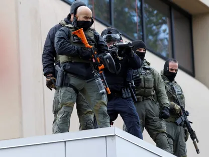 ضباط أميركيون في منشأة إنفاذ قوانين الهجرة في بورتلاند بولاية أوريجون الأميركية. 25 أكتوبر 2025 - Reuters