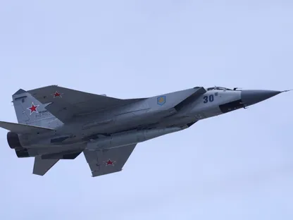 مقاتلة روسية من طراز MiG-31 تحلق فوق الساحة الحمراء خلال عرض جوي في وسط موسكو. 7 مايو 2022 - REUTERS