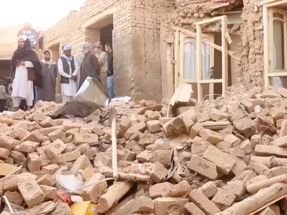 أشخاص يتجمعون قرب مبنى متضرر عقب الزلزال الذي ضرب ولاية سمنكان، شمال أفغانستان. 3 نوفمبر 2025 - Reuters